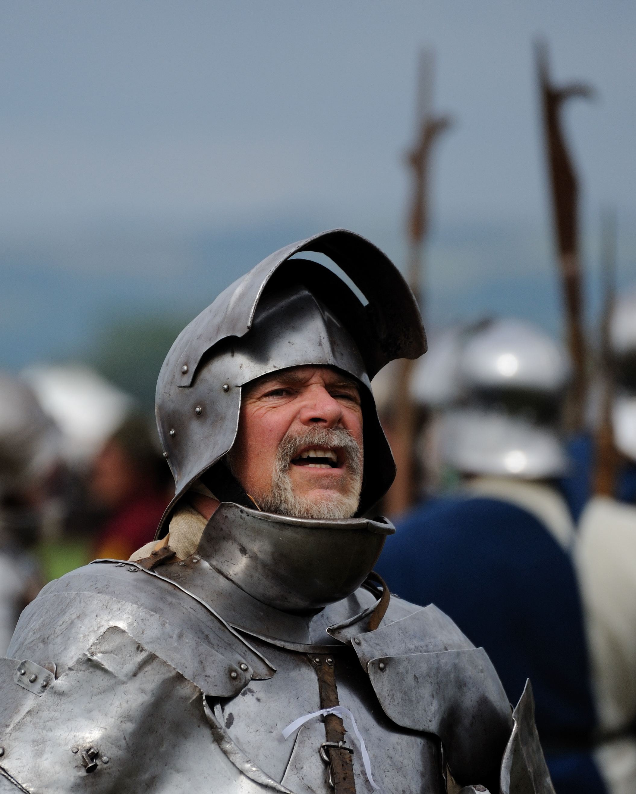 шлем рыцаря. тевтонский рыцарь 13 век шлем. современный рыцарь. шлем пехотинца средневековья. бацинет с бармицей.